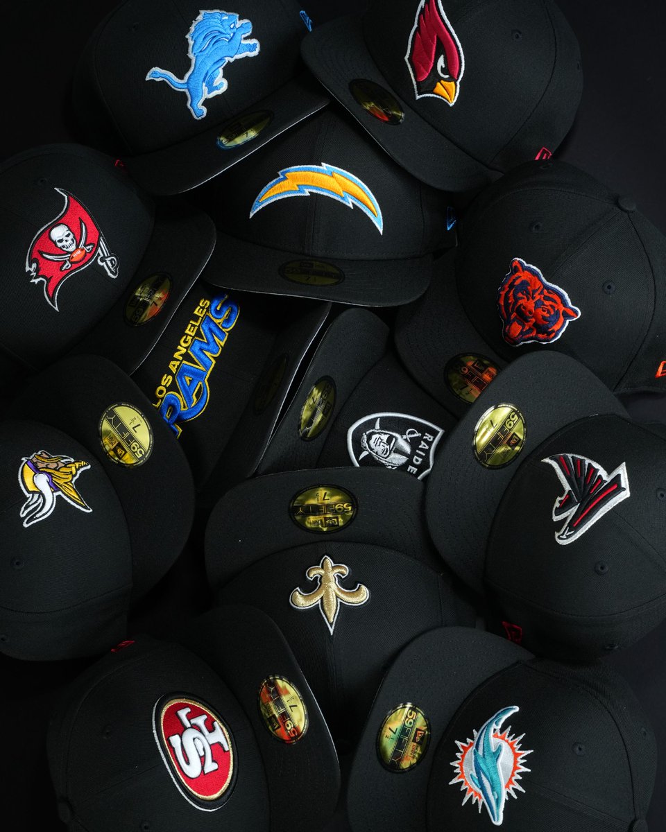 TopperzStore's tweet photo. 19:00 CET — NFL MEGA 59FIFTY PRE-CURVED PACK drops tonight 🏈🔥

All-black New Era 59FIFTY pre-curved fitteds for 12 NFL teams, each with a colored side flag.

Limited stock only. https://t.co/RDA8rnja00