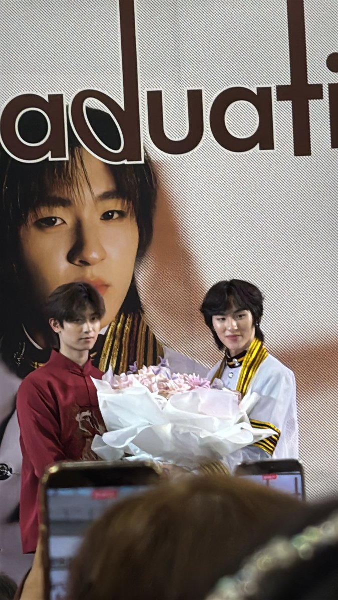 ijeopni's tweet photo. ทุกคนแม่เก๋ถ่าย 😭😭😭😭

Kongfinallygraduate
#ProudOfKongJiro
#KONGJIROGraduationDAY https://t.co/bJgfsgaZwF
