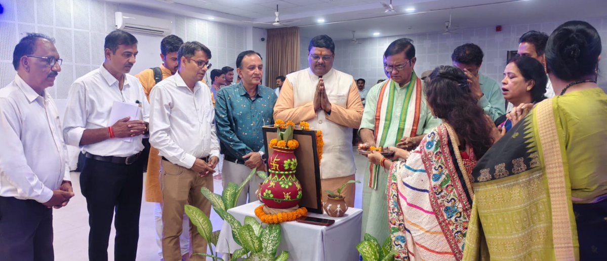 SG_HJS's tweet photo. युवा ही राष्ट्र की सच्ची शक्ति हैं! 💪🇮🇳

​भारत विकास परिषद, दुर्ग एवं श्री शंकराचार्य महाविद्यालय के संयुक्त तत्वावधान में "नवरात्रि में युवाओं की भूमिका एवं शक्ति संवर्धन" विषय पर भव्य कार्यक्रम संपन्न हुआ।
​मुख्य वक्ताओं सुनील घनवट जी एवं आचार्य महेश चंद्र शर्मा जी ने भारतीय संस्कृति, संस्कारों और वैज्ञानिक महत्व पर अद्भुत मार्गदर्शन दिया। इस अवसर पर श्री सुनील घनवट जी को सम्मानित किया गया। 🌸

​Youth are the true strength of the nation! 💪🇮🇳
​A grand event on "The Role of Youth in Navratri & Power Enhancement" was successfully organized jointly by Bharat Vikas Parishad, Durg and Shankracharya College.
​Key speakers shri Sunil Ghanwat ji & Acharya Mahesh Chandra Sharma ji delivered inspiring insights on Indian culture, values, and scientific heritage. Shri Sunil Ghanwat was also felicitated on this auspicious occasion. 🌸

@HinduJagrutiOrg
@SanatanPrabhat
@AbhayVartak
@HinduAsociation

​#BharatVikasParishad #Durg #Navratri2026 #YouthEmpowerment #IndianCulture #NationFirst