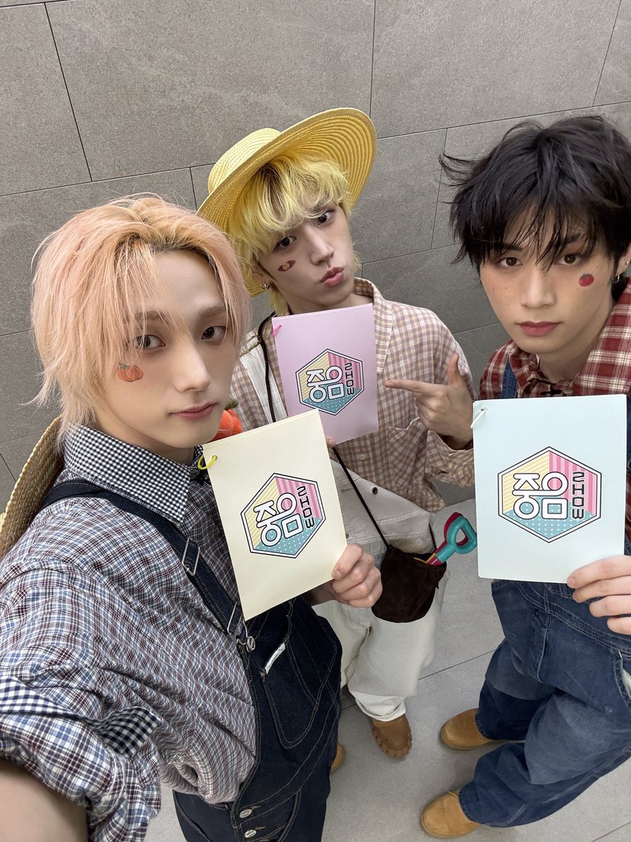 rockthecherry's tweet photo. 고고링 엠씨 너무 잘했어요🫳🫳🫳 다음에 이조합 또 불러줄 음중엄마 구함,,,🥹🥹 https://t.co/x9LCvpEE70