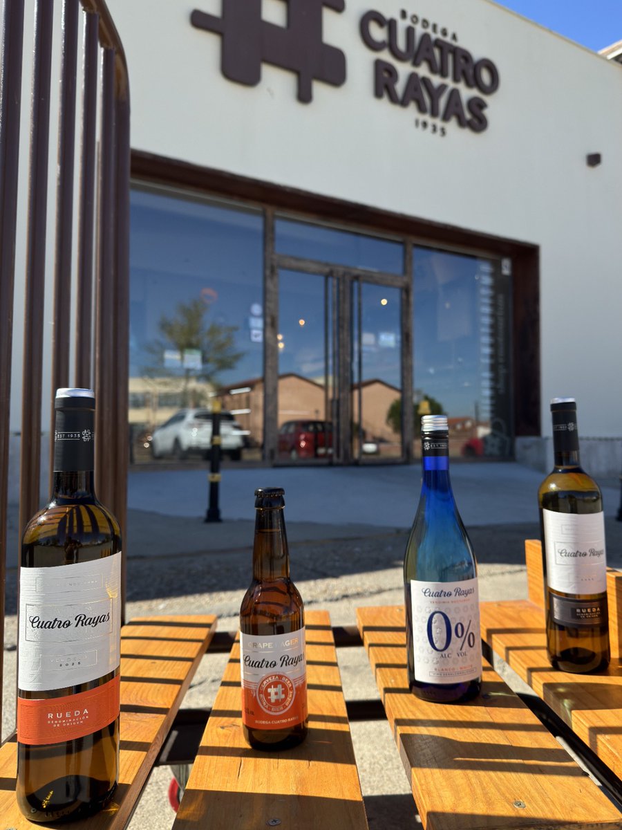CuatroRayas's tweet photo. 🍷 ¡Hay un ‘Cuatro en Raya’ que no se juega, se saborea!

Cuatro bebidas, cuatro croquetas y cuatro maridajes para descubrir #BodegaCuatroRayas de una forma diferente. ¿Te apuntas? 🍇

El próximo 7 de noviembre te esperamos en nuestra experiencia de enoturismo «Cuatro en Raya, el juego de la Vendimia Nocturna», que combina una visita por las instalaciones de la bodega con una cata muy especial, donde cada bebida encuentra su pareja perfecta en forma de croqueta.

Estas son las cuatro combinaciones protagonistas:

🥕 Vendimia Nocturna 0% con croqueta de puerro confitado, zanahoria y dátiles.

🥓 Grape Lager con croqueta de jamón serrano.

🐟 Vendimia Nocturna Verdejo con croqueta de bacalao.

🦐 Vendimia Nocturna Sauvignon Blanc con croqueta de gambas al ajillo.

Una propuesta para explorar nuevos sabores, disfrutar del maridaje y conocer nuestra bodega desde otra perspectiva.

📅 7 de noviembre
🕦 11:30 h
🎟️ 24 € por persona

¿Te vienes a saborear nuestro particular Cuatro en Raya? Reserva tu plaza en https://t.co/NjEZx6WOW4 🍷
