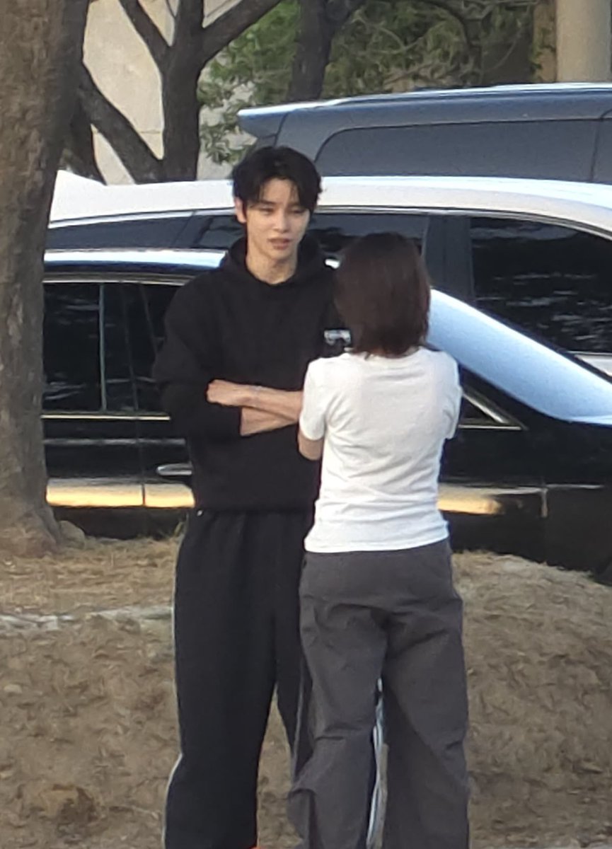 nun_oioi's tweet photo. 대한민국 남자들이 다 살짝 마르고 키가 크고 뱃살이 없으며 근력 운동을 하고 핏이 맞는 옷을 입으면 세상은 더 살기 좋을 것 같음 https://t.co/hyd2UsfmV8