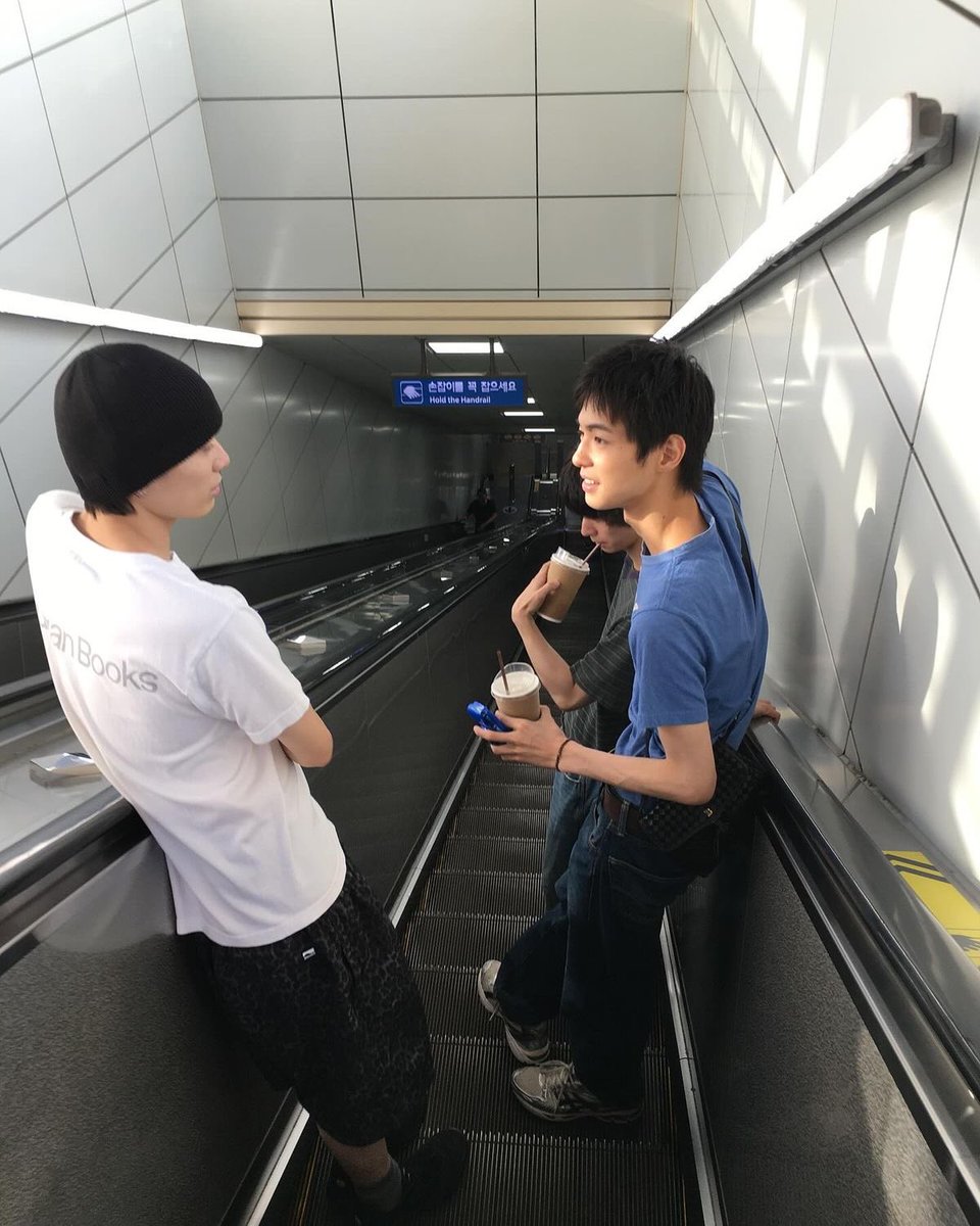 nun_oioi's tweet photo. 대한민국 남자들이 다 살짝 마르고 키가 크고 뱃살이 없으며 근력 운동을 하고 핏이 맞는 옷을 입으면 세상은 더 살기 좋을 것 같음 https://t.co/hyd2UsfmV8