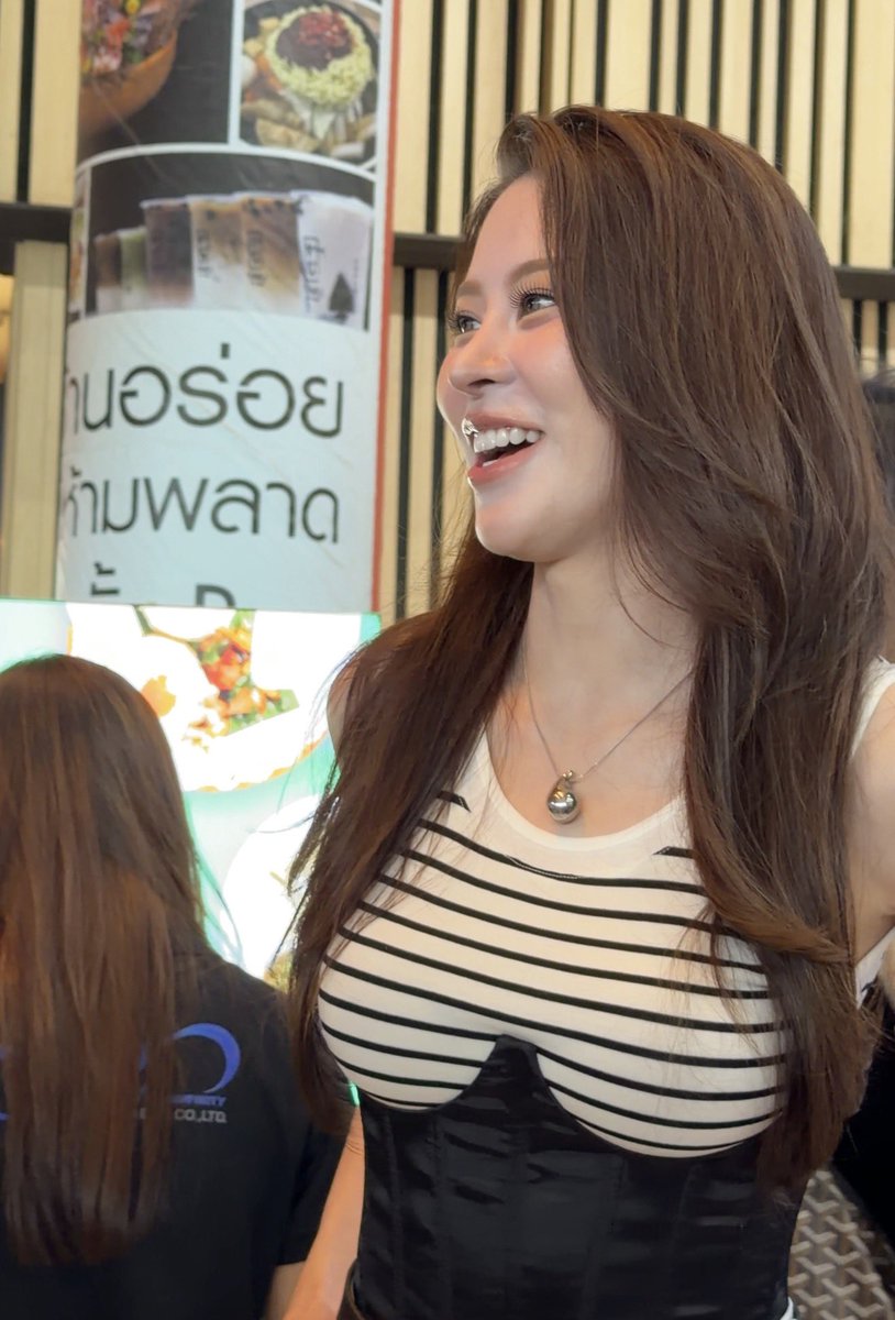 pnrwara's tweet photo. กล้องสดอะทุกคน สวยมาก😭😭

ROBINSON R STREET X PUINOON
#VIVAxPUINOON https://t.co/KyWzgcRwKT