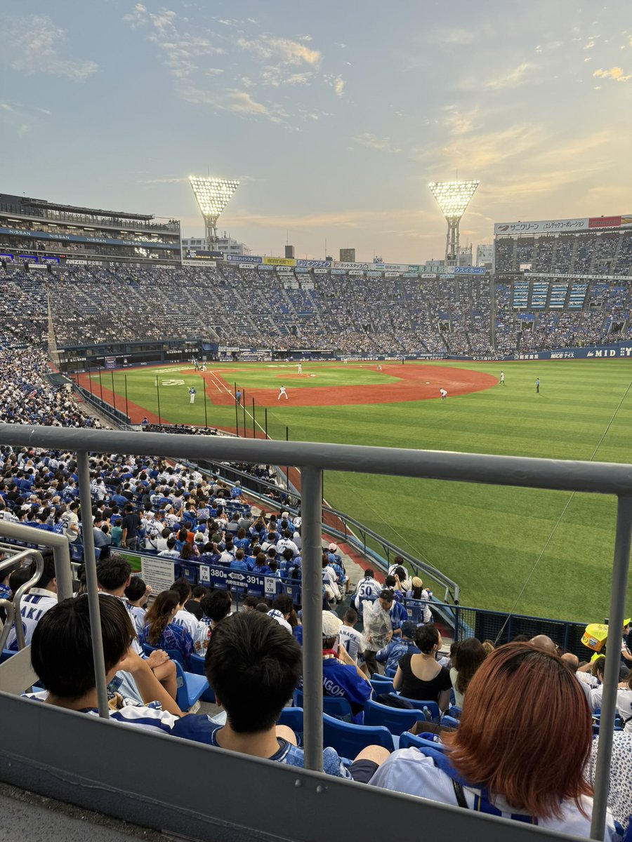 skk21b's tweet photo. 前が通路だったので200-800mm持っていったときはこんな感じ（ ᵕ̩̩ ᵕ̩̩ ）本当に重たいし長いので、周囲への配慮とTPOは大事😵‍💫 https://t.co/P0VktVNzSg