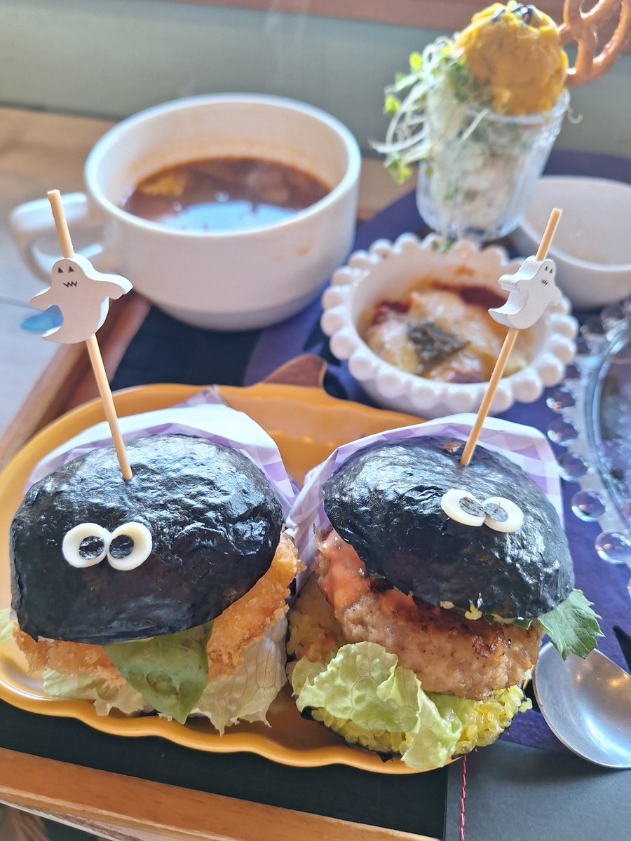 brilliantmikit's tweet photo. 美術館を後にして
柿を直売所で購入してから
ランチは
petit tricot
ハロウィンランチ🎃を予約済😃
一つ一つとても手が込んでいて
遊び心が沢山😃
大変美味しゅうございました🤭
お土産にナッツのタルトを😂

#柿
#petittricot
#ハロウィンランチ🎃 https://t.co/HUdmMSyoRg