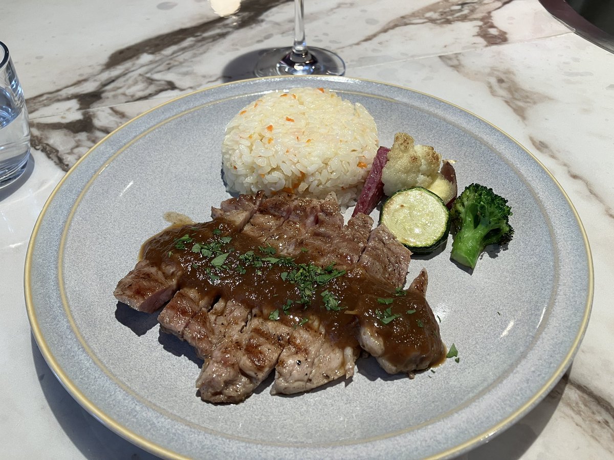 bouno's tweet photo. 下北沢で観劇前にランチ。予約なしで開店と同時に入ることができたお店でガレットとお肉をそれぞれ。セットのサラダと追加デザートのモンブランも美味しくて大満足。次回は夜に行ってワインも頂きたい🍷 https://t.co/uWzRpJuJ59