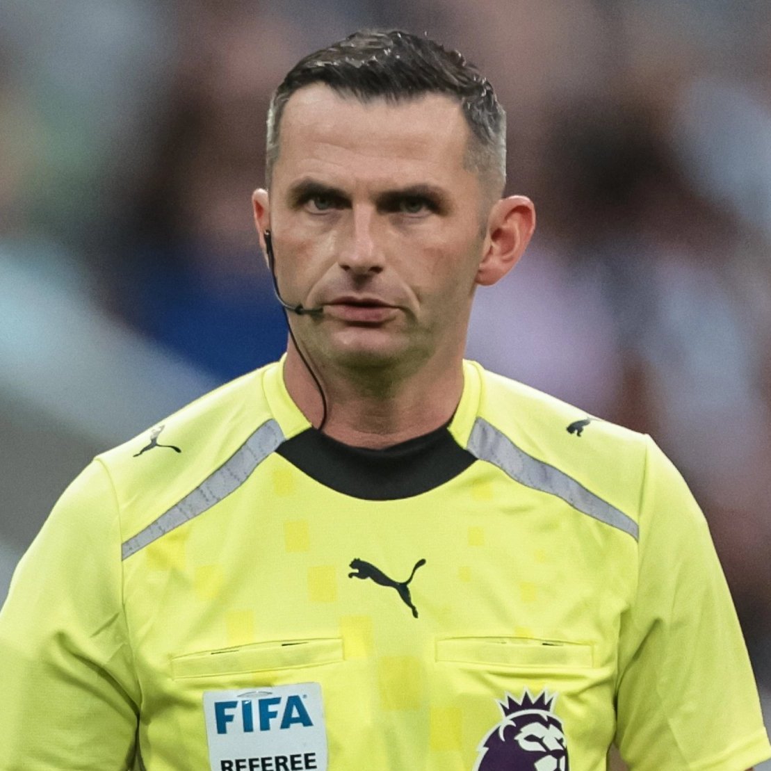 TouchlineX's tweet photo. 🚨 𝗕𝗥𝗘𝗔𝗞𝗜𝗡𝗚: The referee appointed for Paris Saint-Germain vs FC Barcelona is Michael Oliver. https://t.co/rNBFcPcvEi