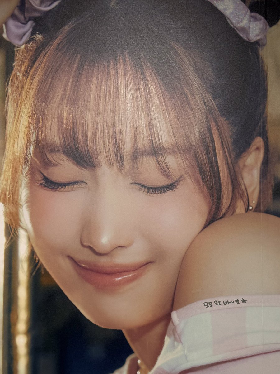SkyMomorin17's tweet photo. 平井桃的留言：
🐻ONCE♡ 玩得開心呦～♡ MOMO♡

而且平井桃真的一直都是被吐槽的角色XDDD
不知道是誰在她照片的肩膀上寫：
MOMO大傻～瓜★

然後平井桃自己在照片上寫了ONCE之後就沒再接著寫下去，還被其他人指出來打了問號？？

我真的要笑死妳們很可愛😭😭😭 https://t.co/zkagtPvpQE