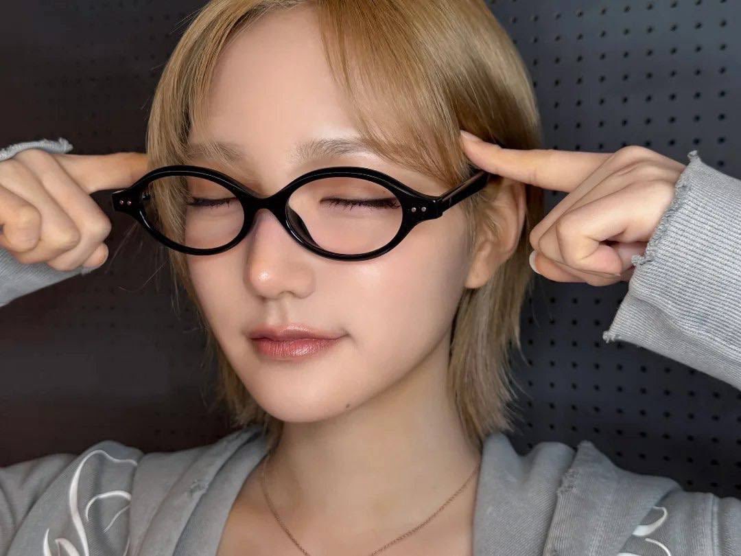 youuiuiiuo's tweet photo. 나오늘뭐달라졋게??
                                                      (생각중…)
(널향한마음이 더 커졋어라고 하려고햇은데..) https://t.co/l76tulq7rH