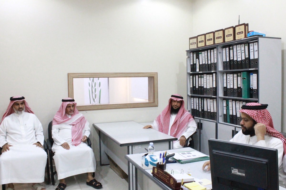 dilam_321's tweet photo. الجمعية الخيرية بمحافظة #الدلم تستقبل رجلَي الأعمال سعد وطلال الحقباني .

استقبلت الجمعية الخيرية بمحافظة الدلم رجل الأعمال 
المهندس سعد بن عبدالرحمن الحقباني والأستاذ طلال بن عبدالرحمن الحقباني حيث اطّلعا على مبنى الجمعية بعد الانتهاء من أعمال الترميم.

وكان في استقبالهما رئيس مجلس إدارة الجمعية الأستاذ عبدالله السماري وعدد من أعضاء مجلس الإدارة.

وفي ختام الزيارة قدّم رئيس مجلس إدارة الجمعية الأستاذ عبدالله السماري هديتين تذكاريتين للمهندس سعد الحقباني والأستاذ طلال الحقباني تقديرًا لزيارتهما .