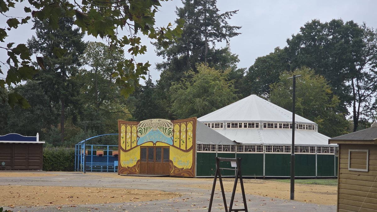 84eric's tweet photo. De #Efteling kondigt de winter Efteling aan en de spiegeltent staat er al. https://t.co/nOm0qufyJV