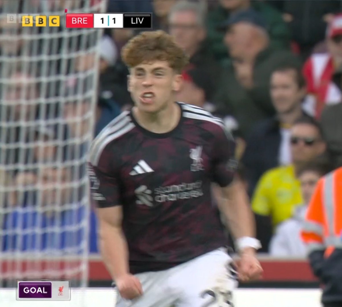 FootballCreatio's tweet photo. I've never seen a more warm up shirt looking match shirt in my life https://t.co/VT1JsfoV51