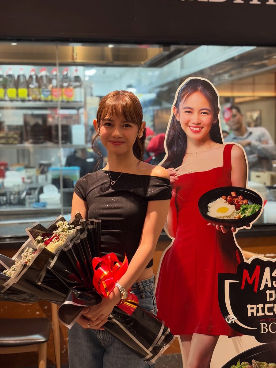 VivaOnePH's tweet photo. #AshtineOlviga made a stop at Botejyu! 💗 From the #FightForMyWayPH set to store visit at Bacolod, real quick! 👀✨

#AshtineOlviga #VivaOne #VivarkadaGoesToMassKaraFestival https://t.co/aS59b2uEFf