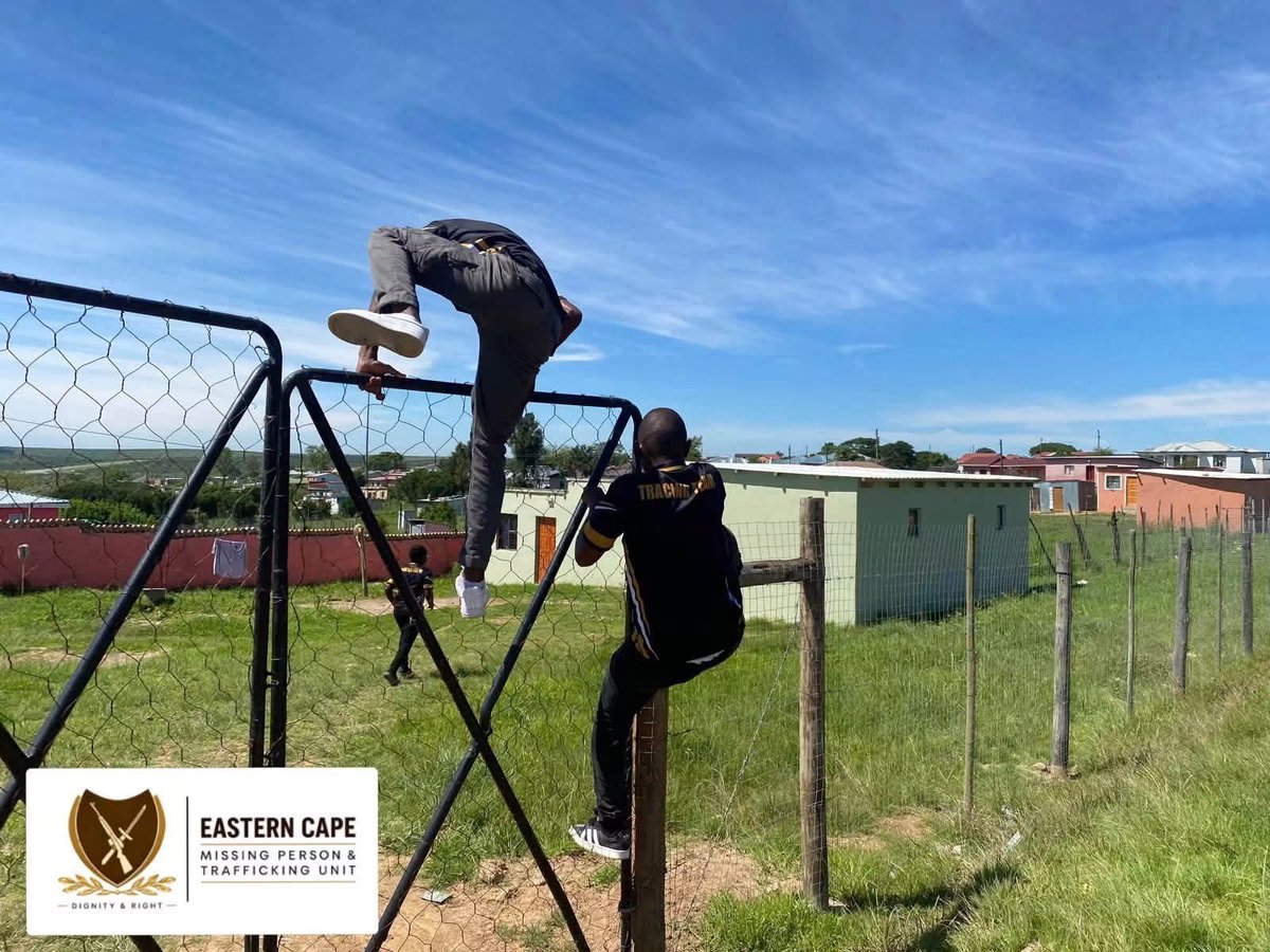 ZANewsFlash's tweet photo. PICS: Alleged illegal immigrants tried to run away when officials raided the Peddie area in the Eastern Cape on Friday.

They were subsequently nabbed.

📷Siphokazi Mabhodla https://t.co/NIsXyFZYzb