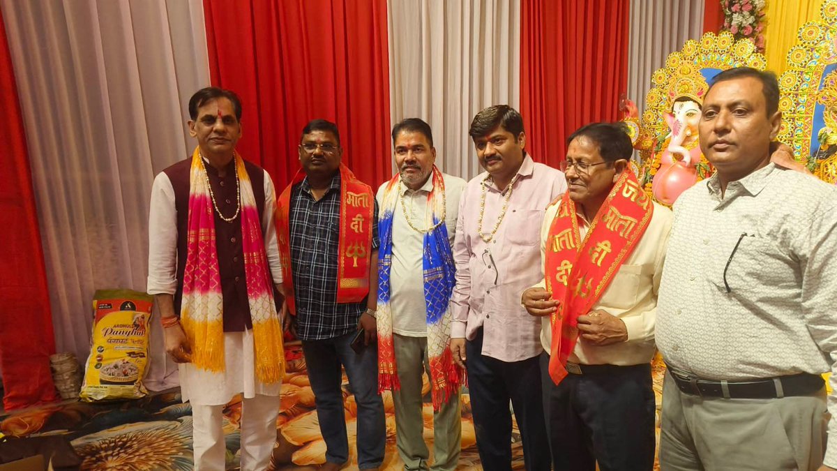 Mukund_0221's tweet photo. हरि शंकर विद्यार्थी मार्केट दुर्गा पूजा एवं किदवई नगर पार्क दुर्गा पूजा में कानपुर उद्योग व्यापार मंडल दक्षिण पदाधिकारियों साथ उपस्थित होकर मां भवानी का आशीर्वाद प्राप्त हुआ https://t.co/nLl4uOXMOI