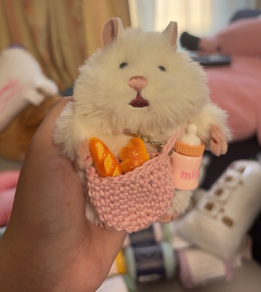 Uniatwa's tweet photo. でかでかおぱんちゅ編んだり、
ポシェットにパン詰め込んだり、
冬に向けてマフラー編んだり！🧣💖

#はむにぎり
#ぬい活
#編み物 https://t.co/9nPSBww2J0