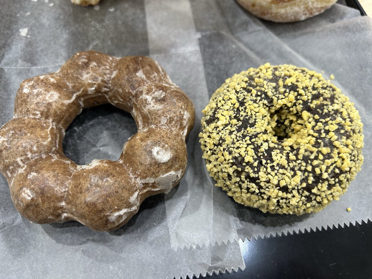 Ema_x88's tweet photo. 名前負けしないためにポン・デ・ショコラ食べてきたよ。
ゴールデンチョコレートも大好き🫶 https://t.co/8vEdB7u4Tw