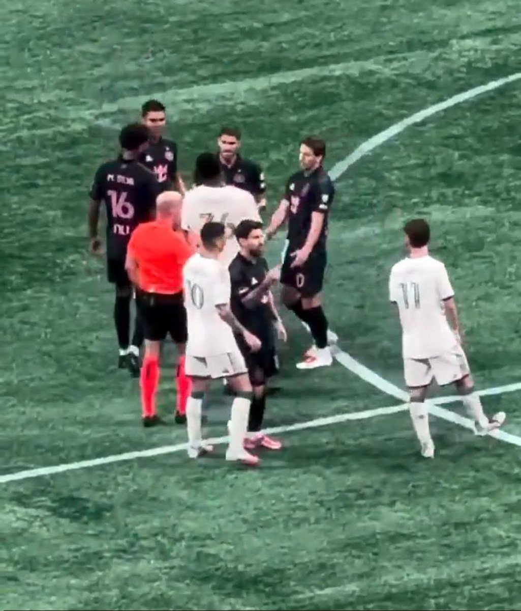 Beecroft_'s tweet photo. Lionel Messi had a cheeky moment with Atlanta United defender Júnior Alonso after scoring, saying, “YOU’RE STILL SPINNING…” 🤌🤌🥶
#intermiamifans #atlantaunitedfc #lionelmessi
Just a month back, during a match between Inter Miami and Atlanta, https://t.co/Uhos07uQjg