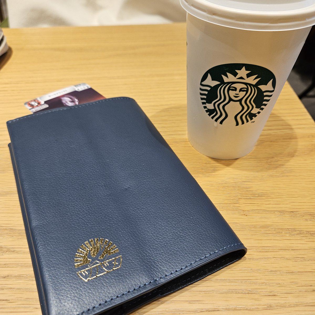 fuchan_mmm's tweet photo. イオンモールのスタバが珍しく空いていて
突然の読書時間ゲット！

ラッキー(*'▽'*)

『Re:ゼロから始める異世界生活』を読み始めました。モンストコラボからちょっと興味を持っていて。
久しぶりのラノベ、面白いねー。

2巻以降も読もうかな https://t.co/33JSHZbdP5