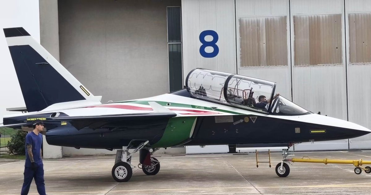 NichoConcu's tweet photo. The first production M-346/T-346 for the Frecce Tricolori recently was rolled out at the Leonardo Venegono factory. The Italian government has acquired 15 of these to replace the MB-339’s, first official deliveries will occur in 2027. https://t.co/R3zVjM3oRo