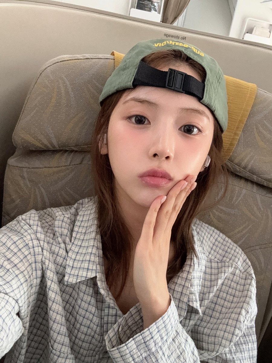 JjyuBytes's tweet photo. Jiwoo kinda looks like Juhoon here... 

Anyway, don't forget to vote for #NMIXX today!!! #2026MAMAVOTE https://t.co/7zlJdJMTni