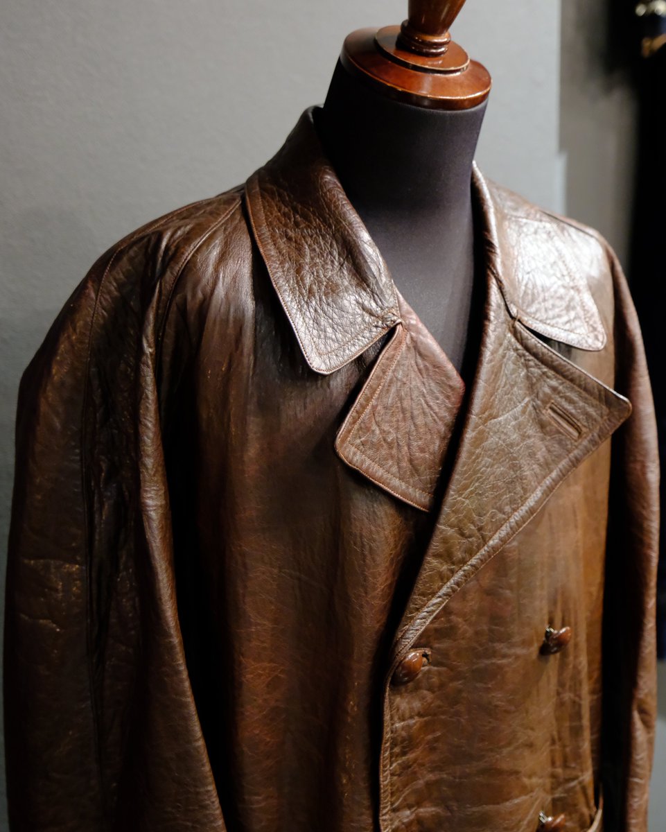qosmos_'s tweet photo. 先日ご紹介した「1960-1970s Italian Vintage Black Leather Jacket/Coat Made in ITALY」の、古いモデル。

このデザインのレザーコートは、同時代のイタリアにて警察だけでなく車、バイクなどのモータリングジャケットとしても纏われ、防寒と防風、腕&amp;肩の動き易さなどを意識された創りです。 https://t.co/R0A1LLXbqH