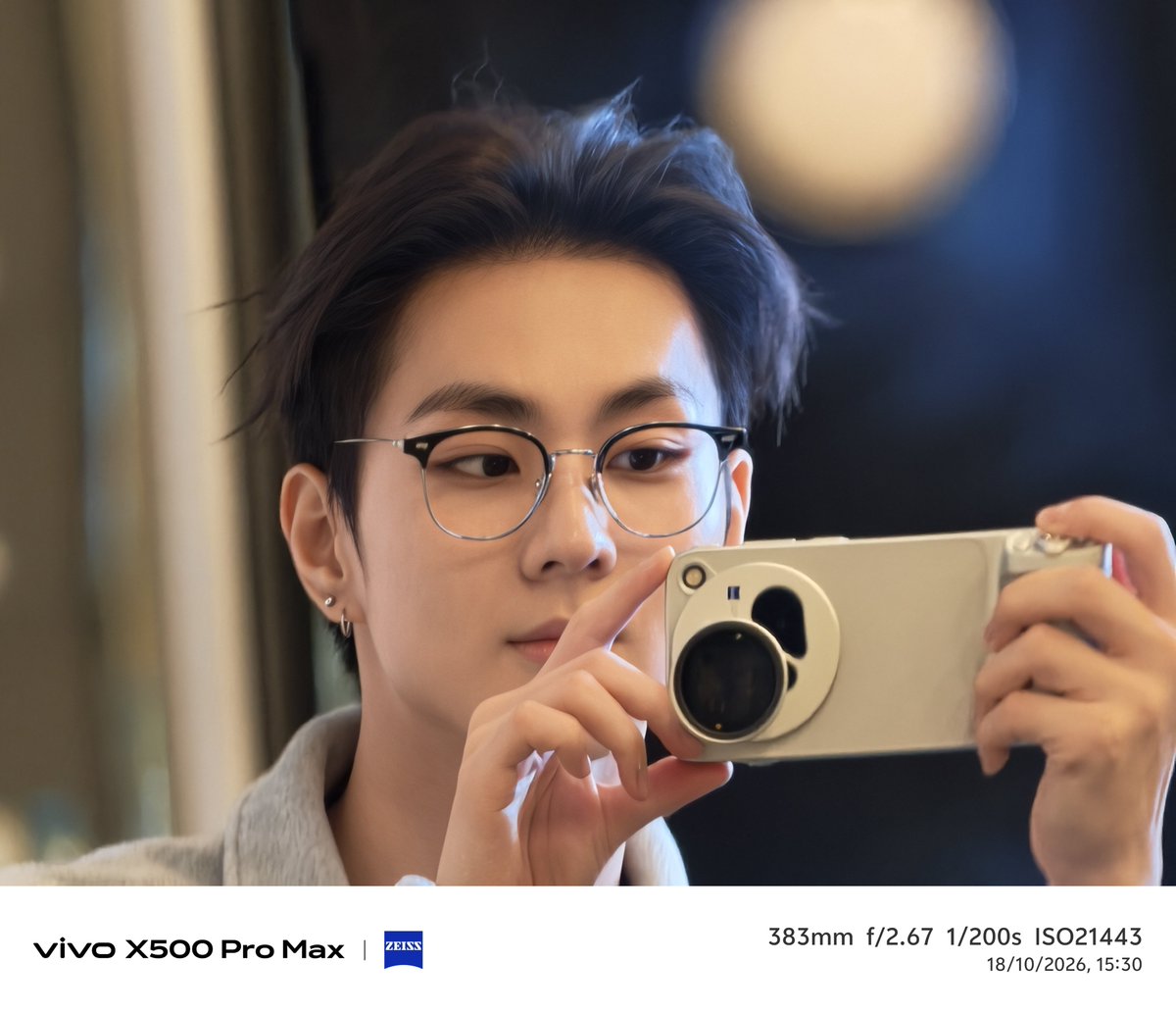 baiyangest's tweet photo. พรีเซนเตอร์เขาเริ่มเดินเกมส์แล้วค่ะ รีวิวกล้องแบบคนหล่อ ๆ โดยใช้ vivo x500 pro max จร้าา 😍 https://t.co/QfI8qYSCIP
