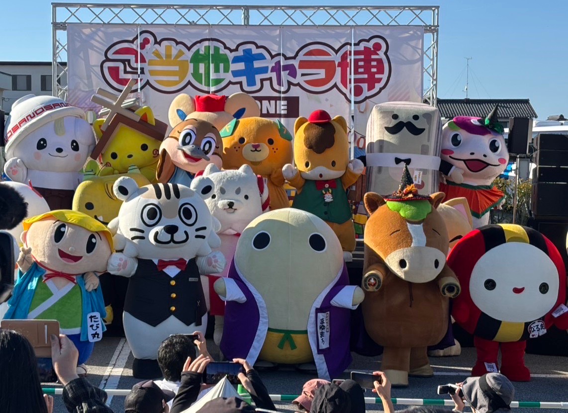 kyotomayumaro's tweet photo. 『ご当地キャラ博2026』
今年もみなさま��お会いできて楽しかったです〜♪
また来年もお会いできたら嬉しいです〜
ひこにゃん、チャチャ王国のおうじちゃま、テレビ父さんとパシャリ〜♪ https://t.co/wiV49UZSPx