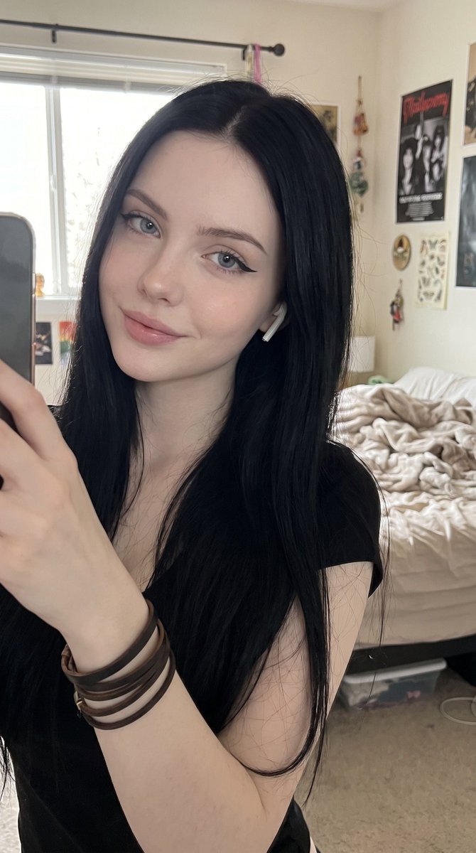 emiliegothli's tweet photo. Dis-moi franchement... tu me trouves jolie ou juste mignonne ? J'ai 23 ans et j'ai besoin de savoir https://t.co/Km7Uzwr0Vw