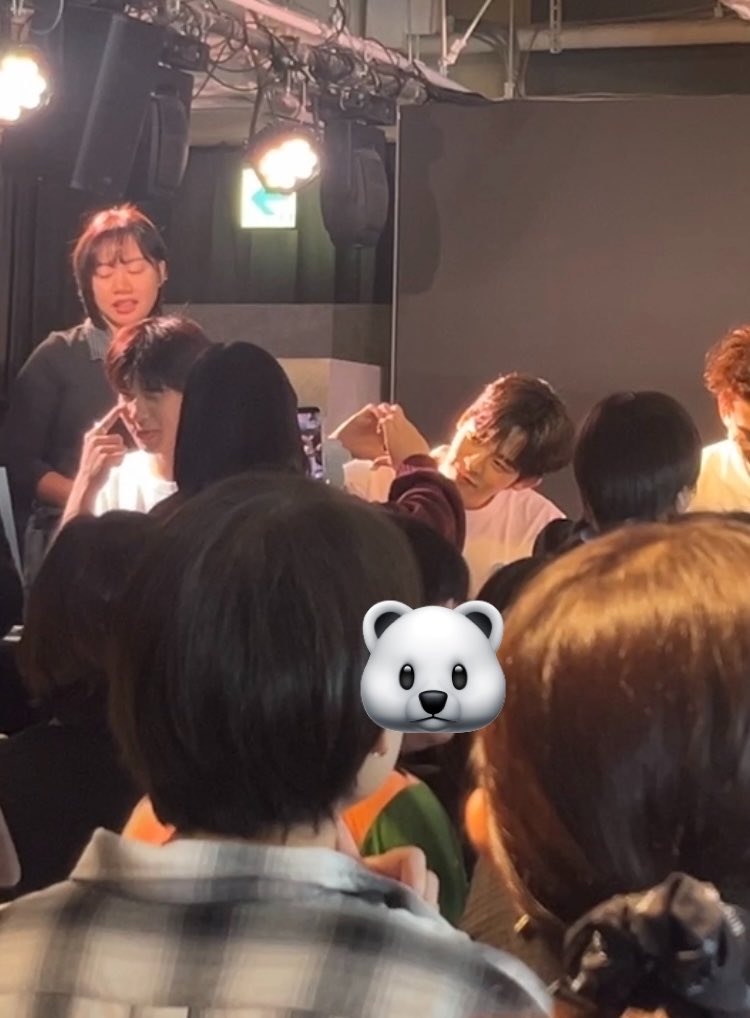 psp_m08's tweet photo. DWYサイン会1部で90番台の時Porくん撮影していた方いらっしゃいましたらお声がけ頂きたいです🙇‍♀️
（当方画像のような赤のカーディガンを着用していました） https://t.co/pqauhJfIzp