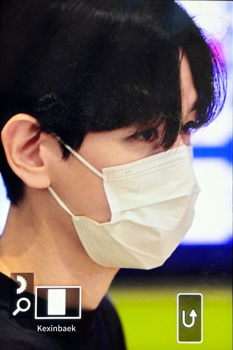 KexinBAEK's tweet photo. 261018 ICN #백현 🖤 https://t.co/MWFoVlmQbN