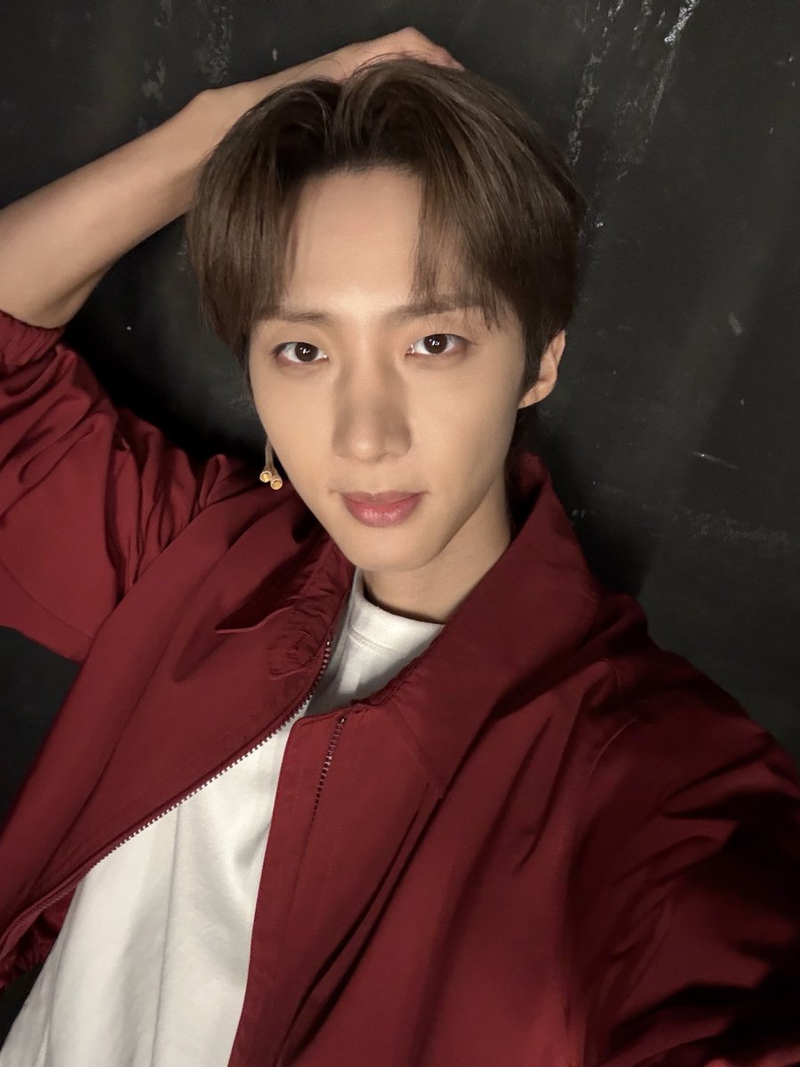 official_HUI's tweet photo. [📸]

26.10.18
<#제임스바이런딘_디오리지널>

후이는 천재야
얼굴 천재
연기 천재
천���임스딘이야✨

지금까지 후임스바이런딘을 사랑해주셔서 감사합니다💙

#후이 #HUI https://t.co/dzKG4gyzLW