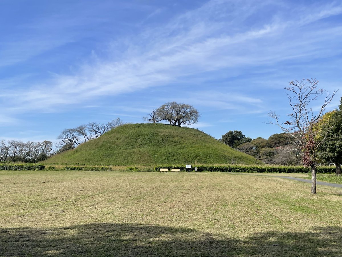 jadeite07210's tweet photo. さきたま古墳公園を中島先生に解説いただきながらゆっくり散策しましたーお天気最高！☀️

#さきたま古墳公園
#前方後円墳
#円墳 https://t.co/pYaAW5SznG