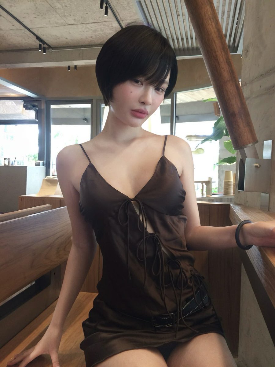 ranranran_pchan's tweet photo. ショートカットってこんなに人を狂わせる髪型だったんだ……顔面の完成度が高すぎて、黒髪だと儚げな美少年なのに、茶髪だと一気に小悪魔系の美少女になるの反則すぎ… https://t.co/pPgdUdTG6p