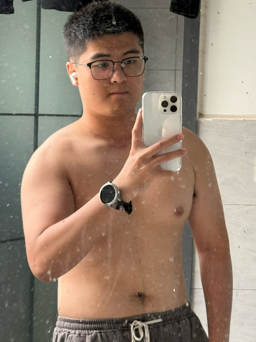 zhuosichen's tweet photo. 其实对镜拍还好 我不知道为什么前置这个发型就这么丑 https://t.co/tQpQSu11Dd
