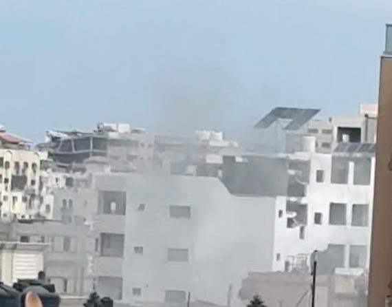 AnasAlSharif0's tweet photo. صورة | الفلسطينيون يؤدون صلاة الجنازة على جثامين 75 شهيدا، انتُشلت من تحت أنقاض المنازل والمباني المدمرة في حي الدرج شرقي مدينة غزة. https://t.co/QpOuY5xDd4