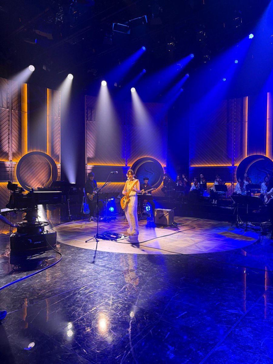 non_dayo_ne's tweet photo. このあと18時半より放送のBS-TBS「SoundInn S」に出演しております。
ストリングスの皆様との編成で、豪華な皆様のアレンジで面白い聴き味になっています。
聴いてね。 のん
Styling: Izumi Machino
Hair&amp;Make up: Shie Kanno
#BSTBS #soundinns https://t.co/C2fXH5Azn3