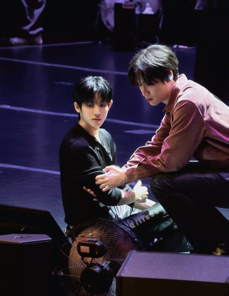 Daydream_siksu's tweet photo. แล้วยุนชิกแสนดีมากนะ เค้ายังคงช่วยชีอูพยุงให้ลุกขึ้นตลอดเลย ช่วยอ่อนโยนและสดใสตลอดไปเลยนะ 😭 https://t.co/cbZ8GJvXFk