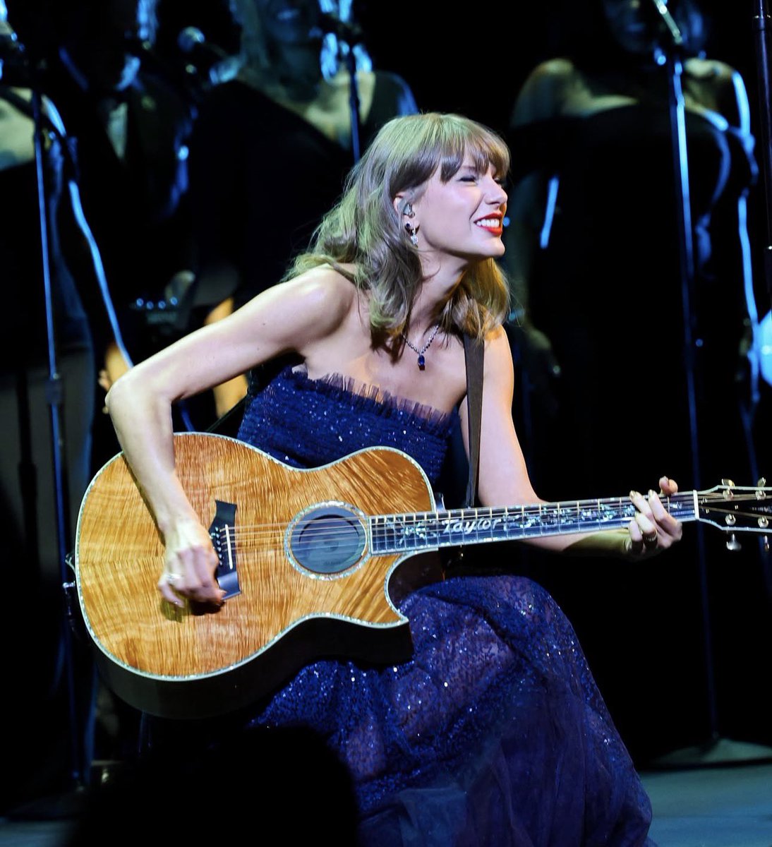 chartstswifty's tweet photo. Taylor looking absolutely stunning during her Academy Museum Gala performance ✨ https://t.co/AfUNwmNgKO