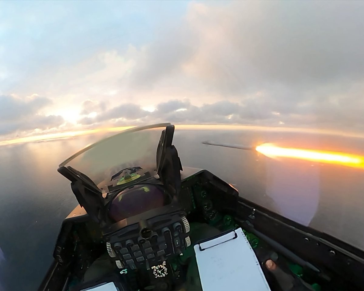 codedlanguage's tweet photo. Two Romanian Air Force F-16's, took off on Saturday, October 17, from the 86th Air Base Borcea at 17:43, and shot down two russian drones above Black Sea, in the romanian airspace. https://t.co/l4l14GBSHX