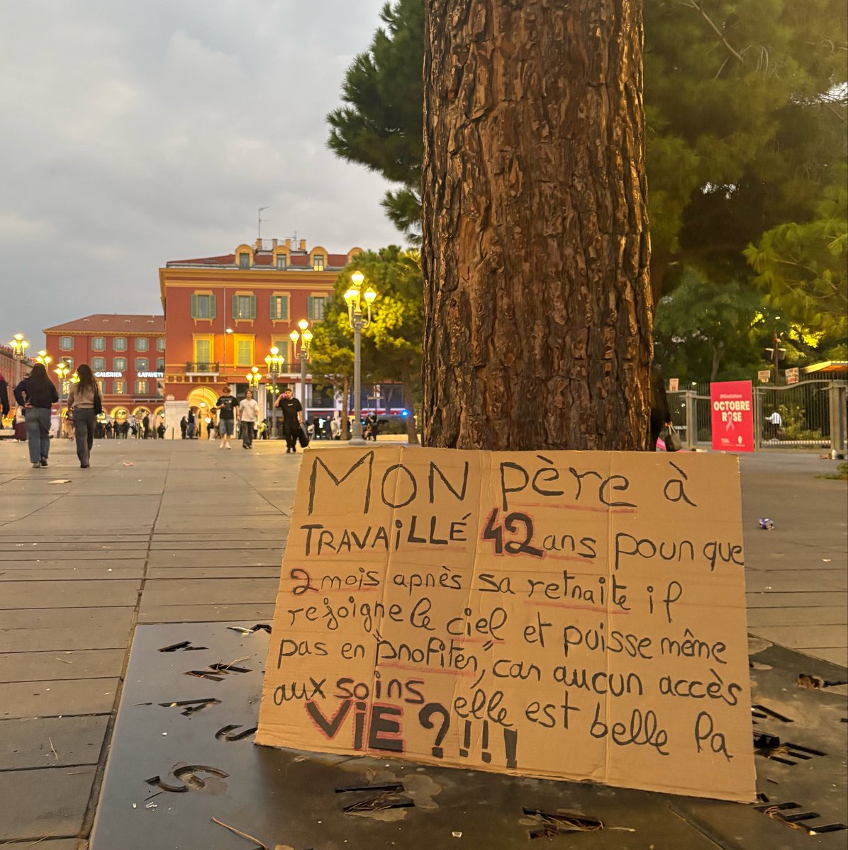 bep9p's tweet photo. littéralement une pancarte abandonnée pcq la police a fait fuir les manifestants https://t.co/JaN5IVNGW9