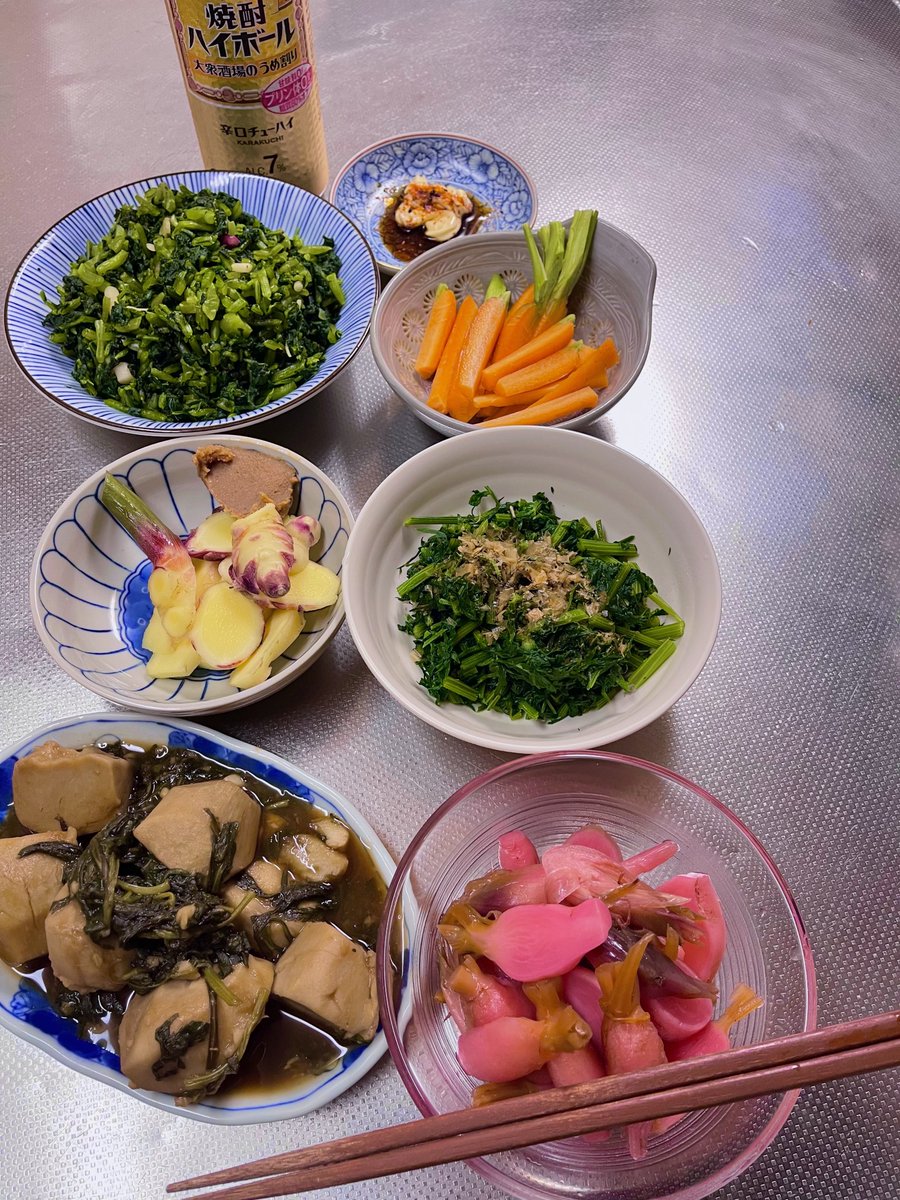 ohaziki9078's tweet photo. 42歳厄年初日が拵えました🧑‍🍳
先日漬け込んだラディッシュ茗荷ピクルス、
人参スティック七味マヨ醤油添え、採れたて新生姜の味噌付け、葉大根塩漬け、人参の葉のお浸し、焼酎ハイボールでKpだっしゃ🙏  #ノリラジフード #MM食事部 #収穫際 https://t.co/8NyU3vTHU9