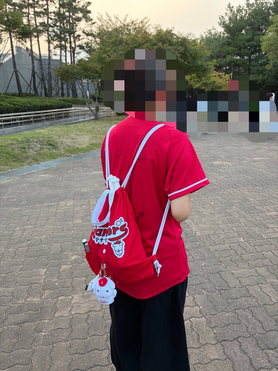 tmznltlj's tweet photo. 나 어제도 이거 입고갓는데
같이간 친구가 민이손마킹유니폼 보더니 
오!!..왜요?
이럼 https://t.co/ddDgqn7PT8