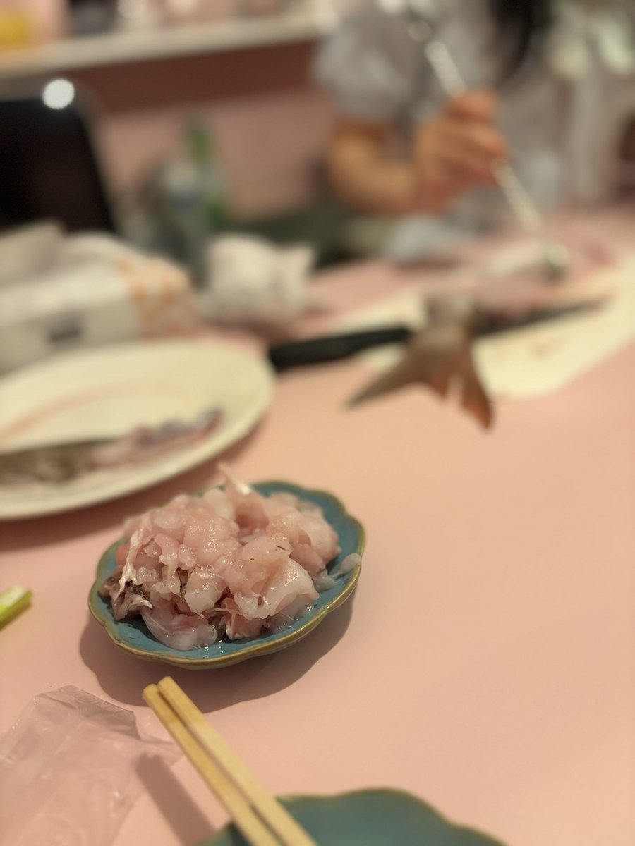 kraancolon's tweet photo. カランコロンからお願いです。
急に鯛を持ち込んで
ウロコを卓に撒き散らして
鯛汁を作る行為は以後禁止と致します。 https://t.co/0uWgedz4fb