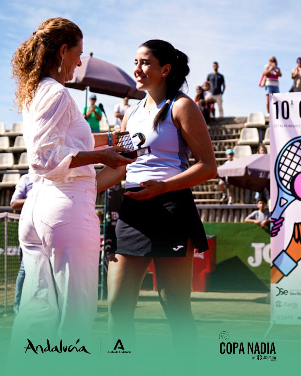 copanadiatenis's tweet photo. LA JUNTA DE ANDALUCÍA CON EL TENIS PROFESIONAL

Contribuye al desarrollo de torneos profesionales como la 10ª Copa Nadia by JCastillo Seguros, que ha reunido en Sevilla | Andalucía a jugadoras de 10 países

GRACIAS
💚 Juntos somos más fuertes

#copanadia @DeporteAND @mariolarus8 https://t.co/qytBXBwnVP
