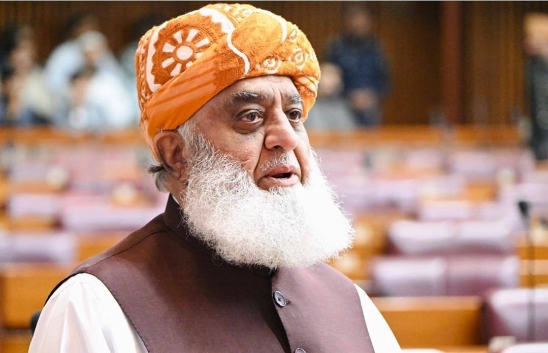 haidarbaghlani's tweet photo. د جمعیت علمای اسلام مشر مولانا فضل الرحمن: 
له افغانستان سره جګړې د پاکستان اقتصاد زیانمن کړی، سوداګري یې درولې او پانګه‌وال یې د پانګو ایستلو ته اړ کړي، خو افغانستان د بهرنیو پانګونو د جذب په حال کې دی.

هغه د پاکستان پر چارواکو نیوکه کړې چې د هېواد اقتصاد یې زیانمن کړی دی. https://t.co/1sbeIidONa