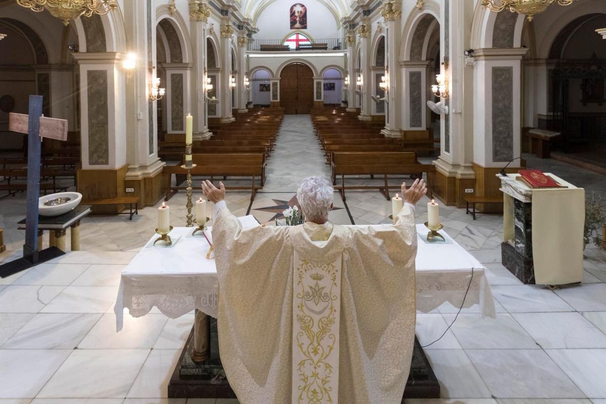TraedCroquetas's tweet photo. La iglesia para un concierto de Las Cigarreras, la iglesia para una igualá de costaleros, la iglesia para una misa. https://t.co/KTTfUgd7zz