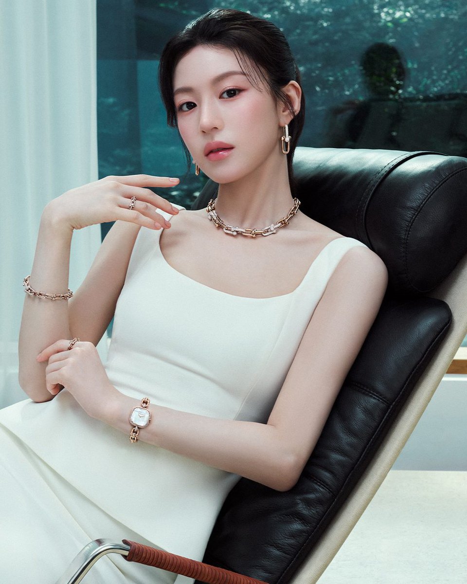 TiffanyAndCo's tweet photo. Worn by actress Go Youn-Jung, HardWear by Tiffany’s signature 18k gold links are a symbol of love, connection and the strength to move forward with confidence. #TiffanyAndCo

Discover more: https://t.co/8TCQ2qRVcU https://t.co/j8ybnr4nZa