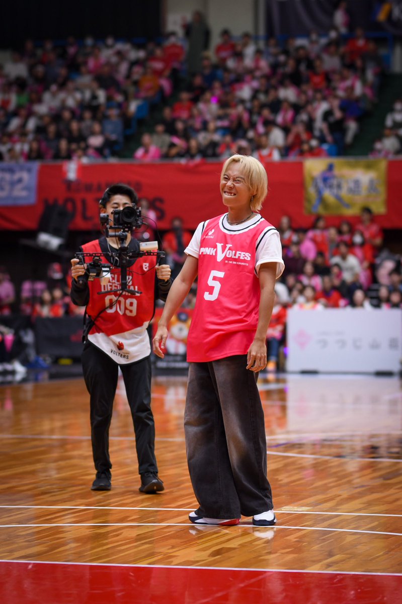masha_motto's tweet photo. 今日の始球式は熊本の彼氏🐻
相変わらずキラキラしておりましてイケメンぶりを発揮しておりました✨

ピンクユニのかれぴに大歓喜🤤🥰✌🏻
次こそ決められますように🙏🏻

#熊本ヴォルターズ
#杉本琢弥 くまもとのかれぴ https://t.co/IJCNX2Fi1Q